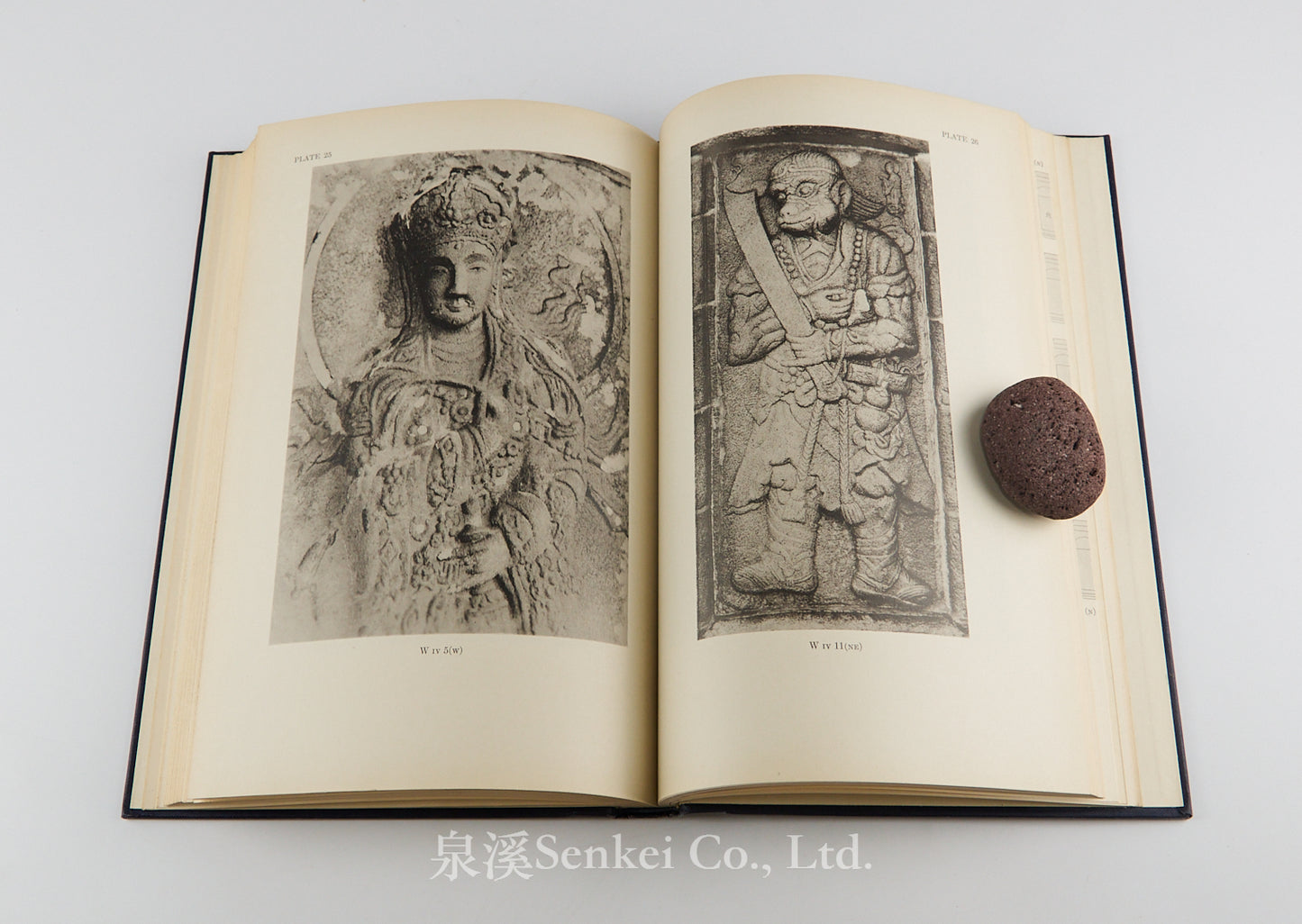 The Twin Pagodas of Zayton. A study of later Buddhist sculpture in China, 1935